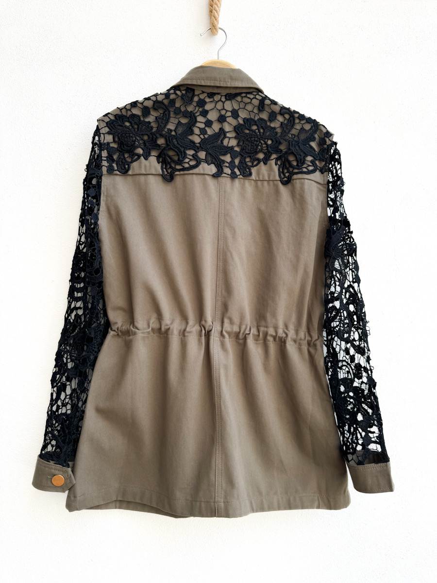 Chaqueta con manga encaje