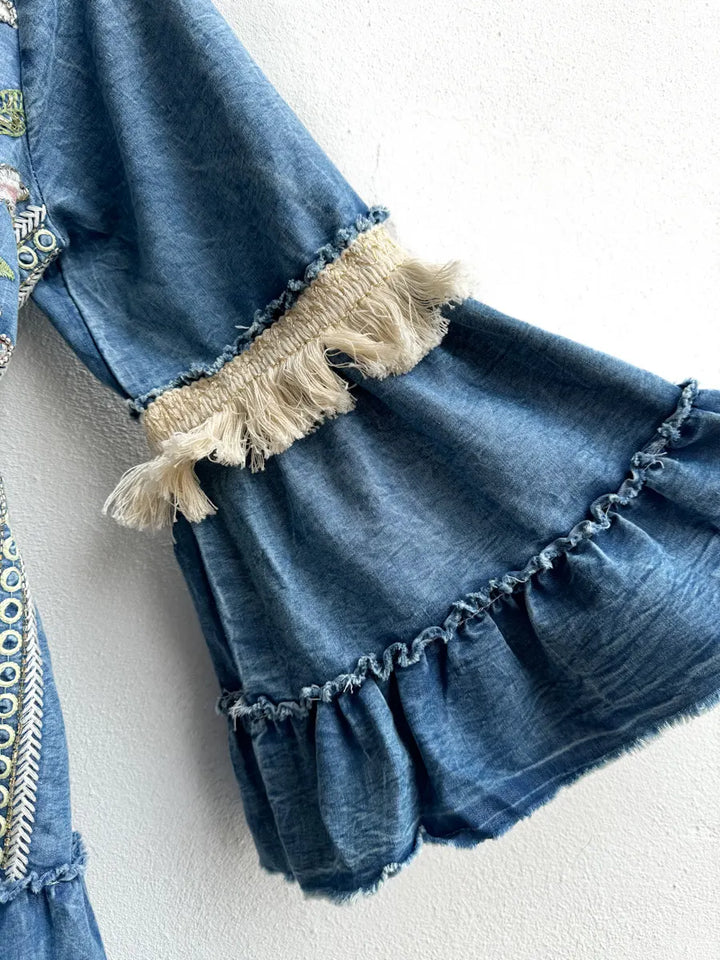 Vestido Bohemio de Mezclilla con Bordado Floral y Mangas Acampanadas