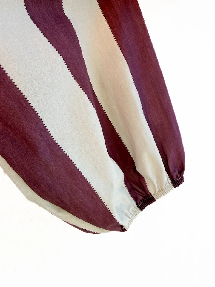 Blusa elegante de rayas verticales con lazo al cuello y manga larga