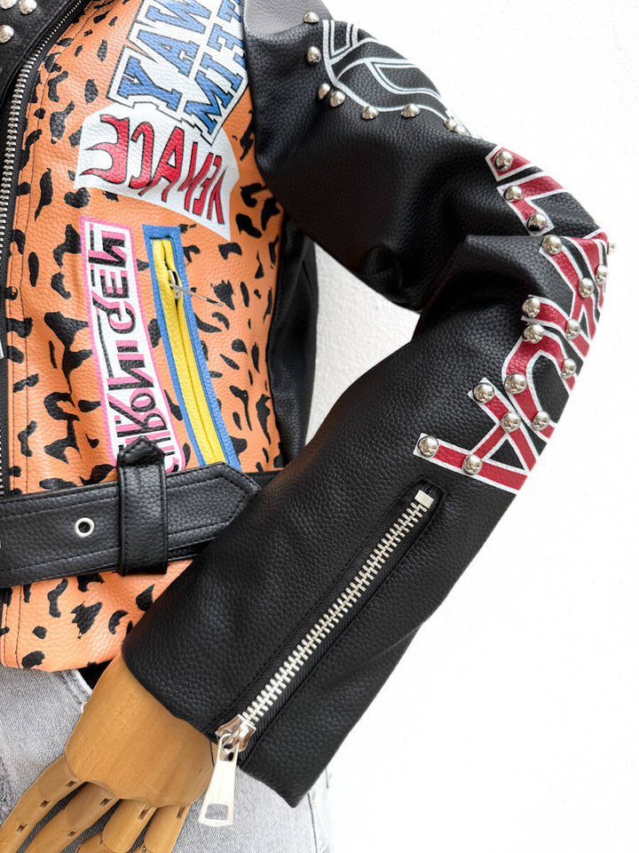 Chaqueta Biker Estilo Punk con Diseño Gráfico y Tachuelas