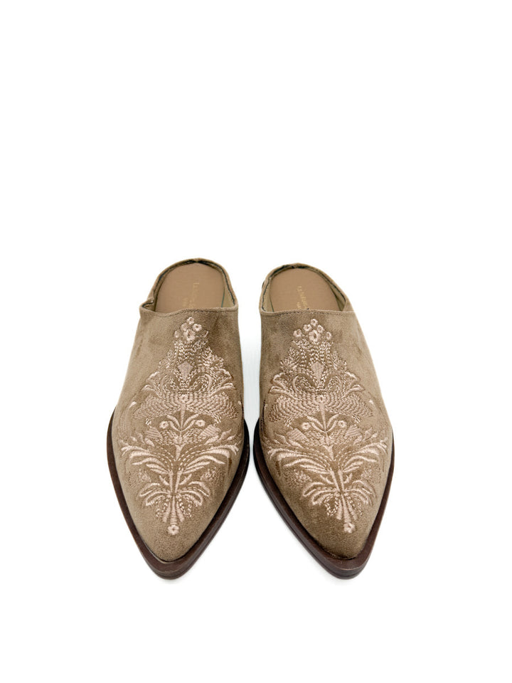Zueco Color Beige Estilo Vaquero Con Bordado
