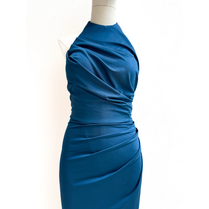 Vestido Largo de Noche con Cuello Halter Estructurado y Lazada.