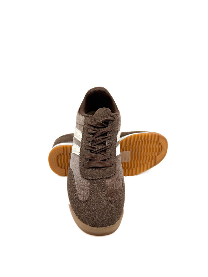 Zapatilla Deportiva Retro en Tonos Marrón y Blanco