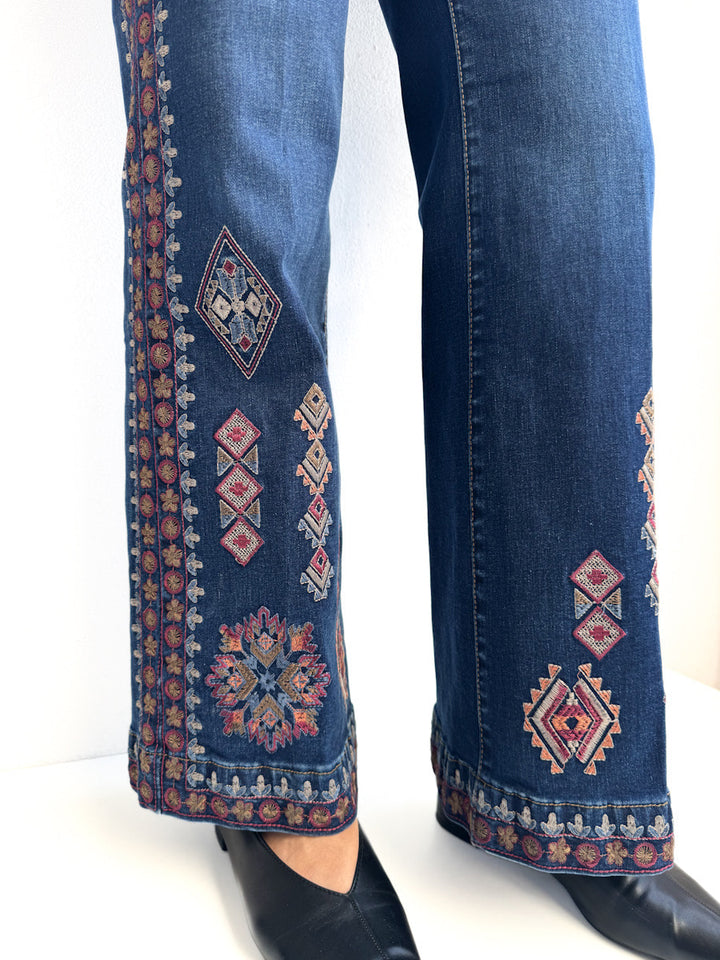 Bordado étnico en pantalones vaqueros
