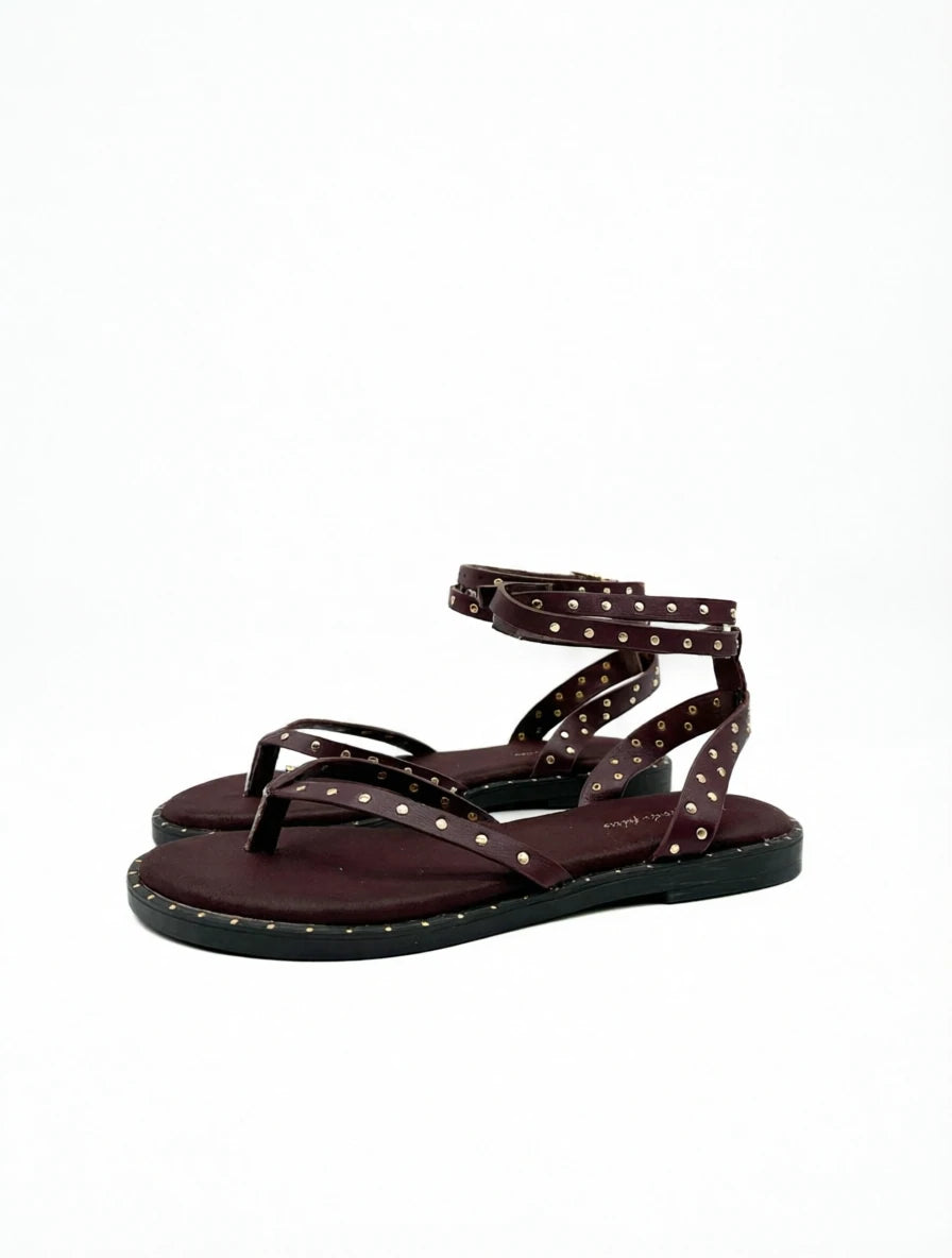 Sandalias Romanas con Tachuelas Metálicas y Doble Correa al Tobillo - Colección Urban Chic