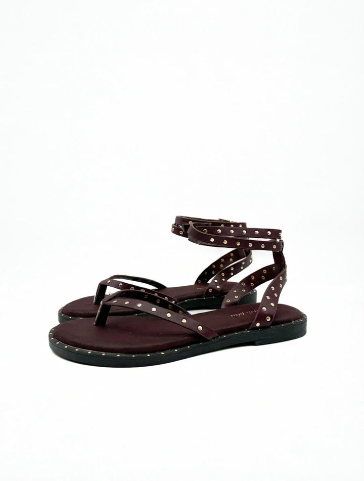 Sandalias Romanas con Tachuelas Metálicas y Doble Correa al Tobillo - Colección Urban Chic