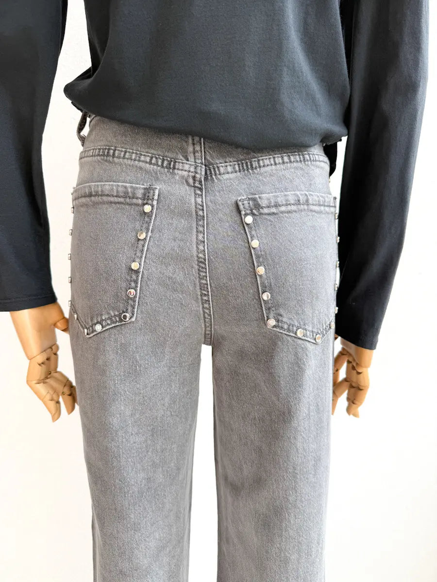 Jeans Gris con Remaches Decorativos