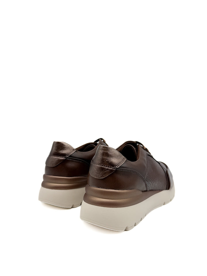 Zapatilla de  Marrón con Textura de Serpiente y Suela Bicolor.