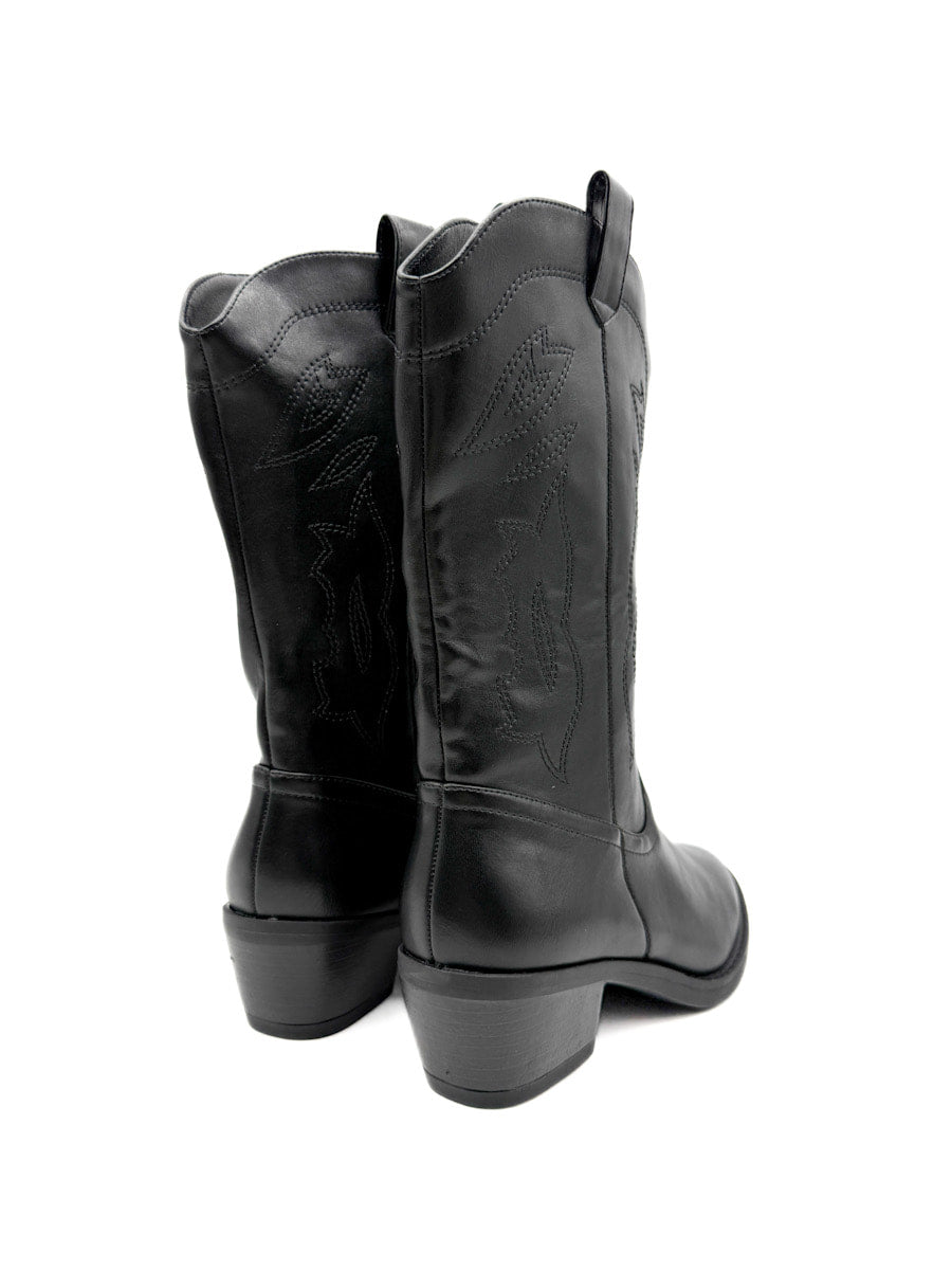 Bota cowboy negro de caña bordado.