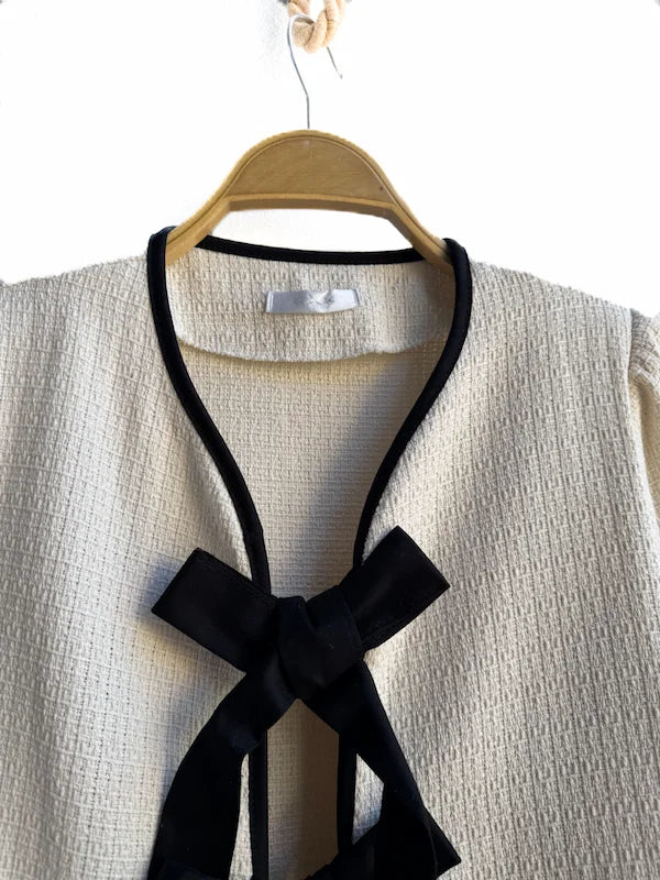 Chaqueta corta con lazo decorativo
