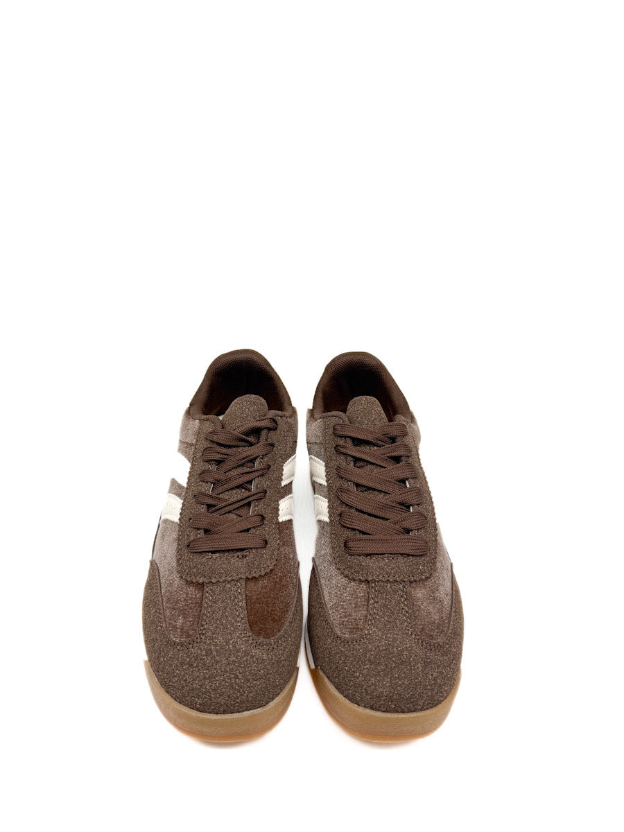 Zapatilla Deportiva Retro en Tonos Marrón y Blanco