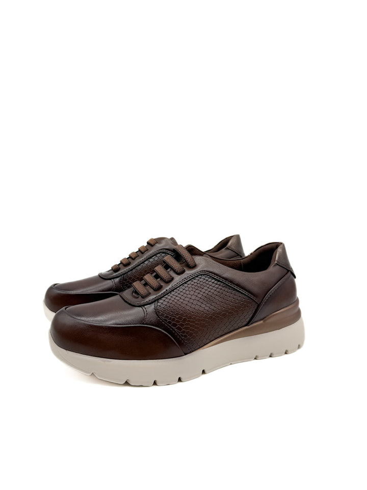 Zapatilla de  Marrón con Textura de Serpiente y Suela Bicolor.
