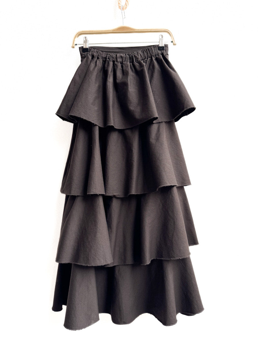 Falda larga de volantes – elegancia con movimiento