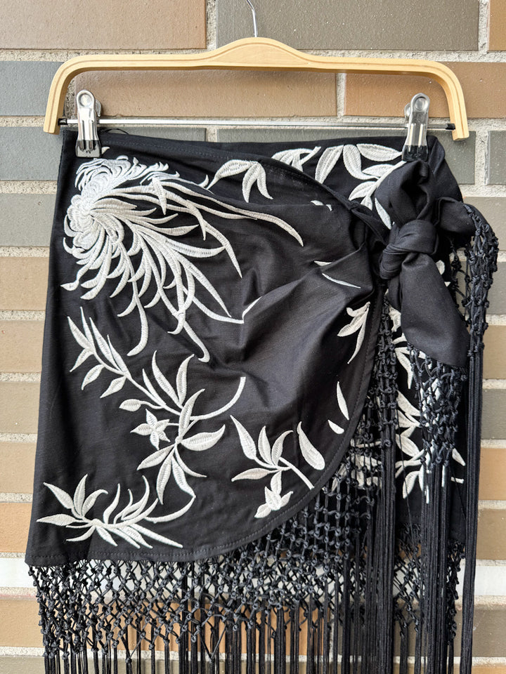 Falda Pareo con Flecos y Bordado Floral