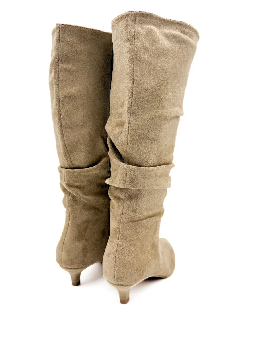 Botas Altas Fruncidas de Ante Sintético con Tacón Chupete y Puntera Fina