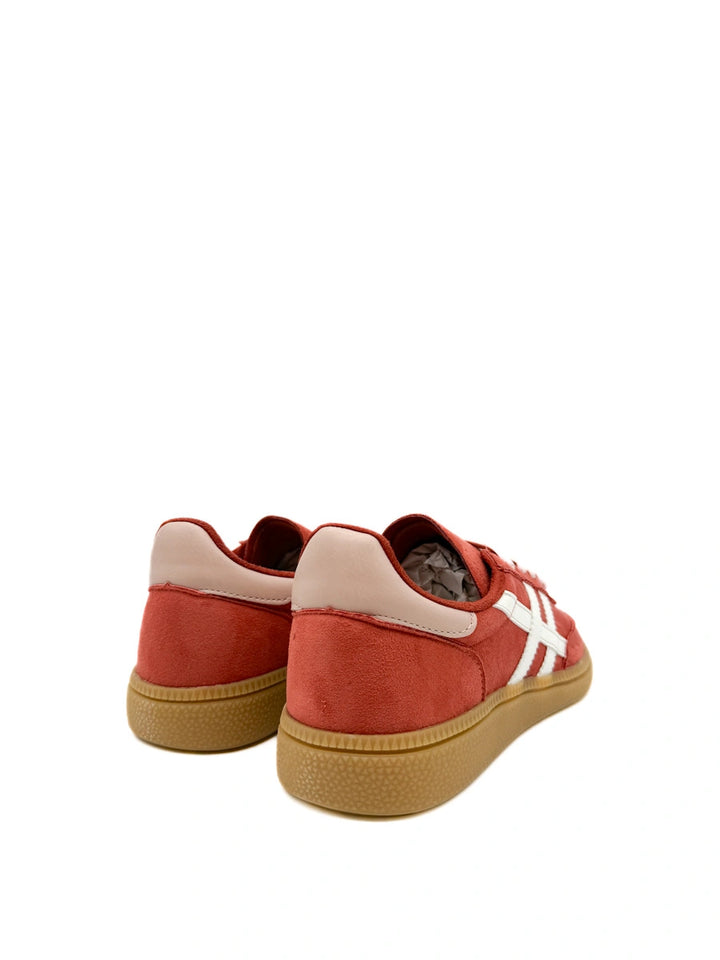 Zapatillas Corina Estilo Terrace con Detalles de Contraste y Suela Texturizada.