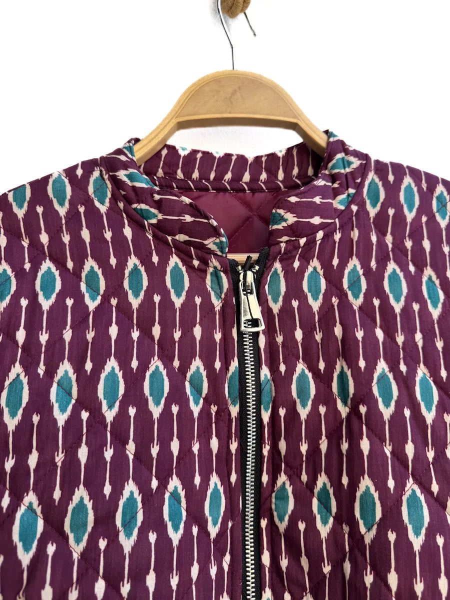 Chaqueta acolchada corta con estampado geométrico