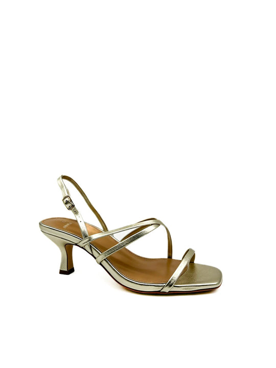 Sandalias doradas con tiras finas y puntera cuadrada.