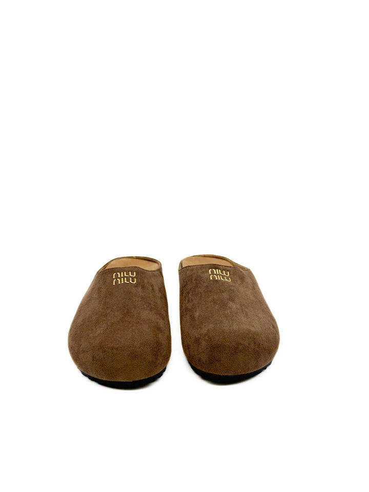 Zuecos Mule de Antelina con Detalle Metálico Dorado y Suela Dentada