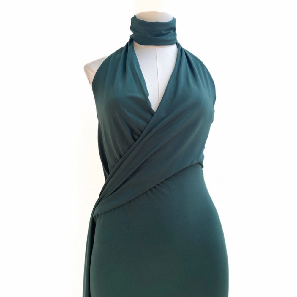 Vestido Largo de Gala con Cuello Halter y Drapeado Frontal