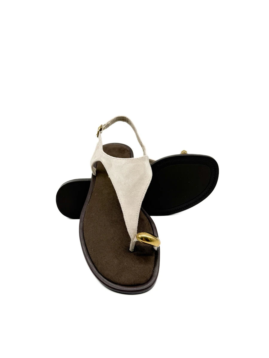 Sandalias Minimalista en Ante con Detalle de Anillo Dorado