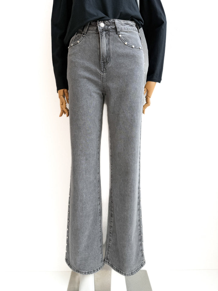Jeans Gris con Remaches Decorativos