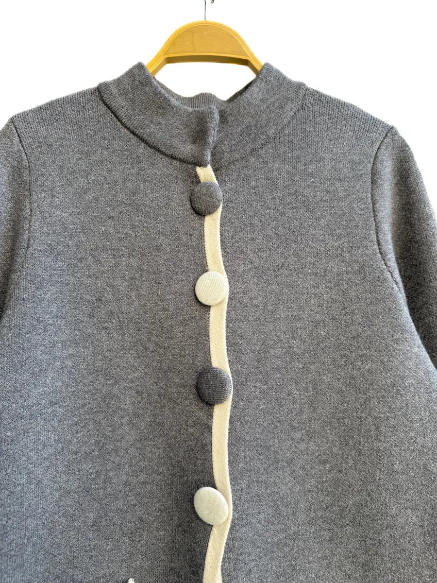 Abrigo de punto con botones contrastantes