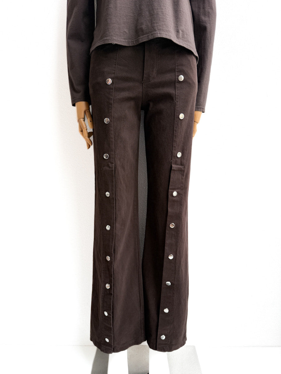 Pantalones Amplios con Botones Laterales — Elegancia Urbana y Detalle Vanguardista Marrón
