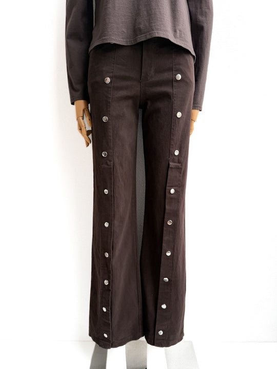 Pantalones Amplios con Botones Laterales — Elegancia Urbana y Detalle Vanguardista Marrón