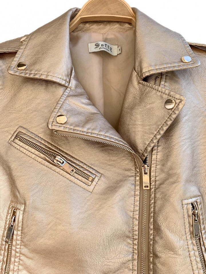 CAZADORA BIKER CON CINTURÓN EFECTO PIEL DARADO