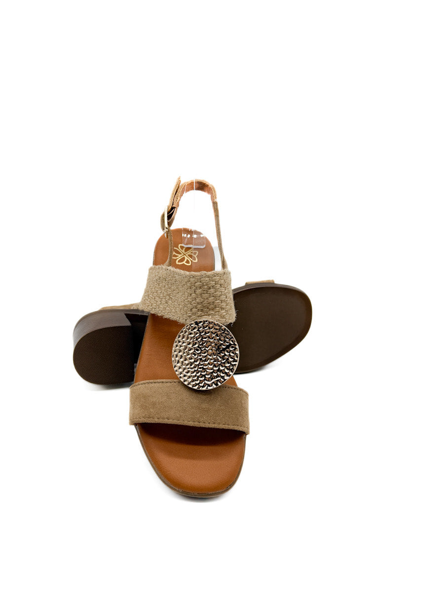 Sandalias de Tacón con Texturas y Detalle Metálico