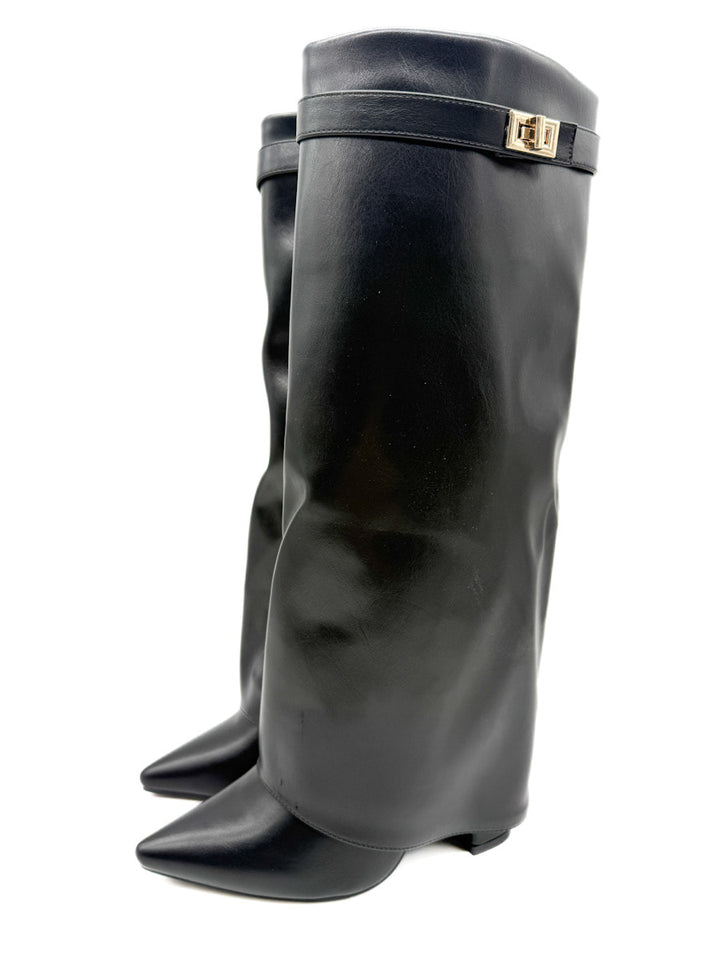 Bota Alta Negra con Tacón Cuadrado y Detalle Metálico Dorado