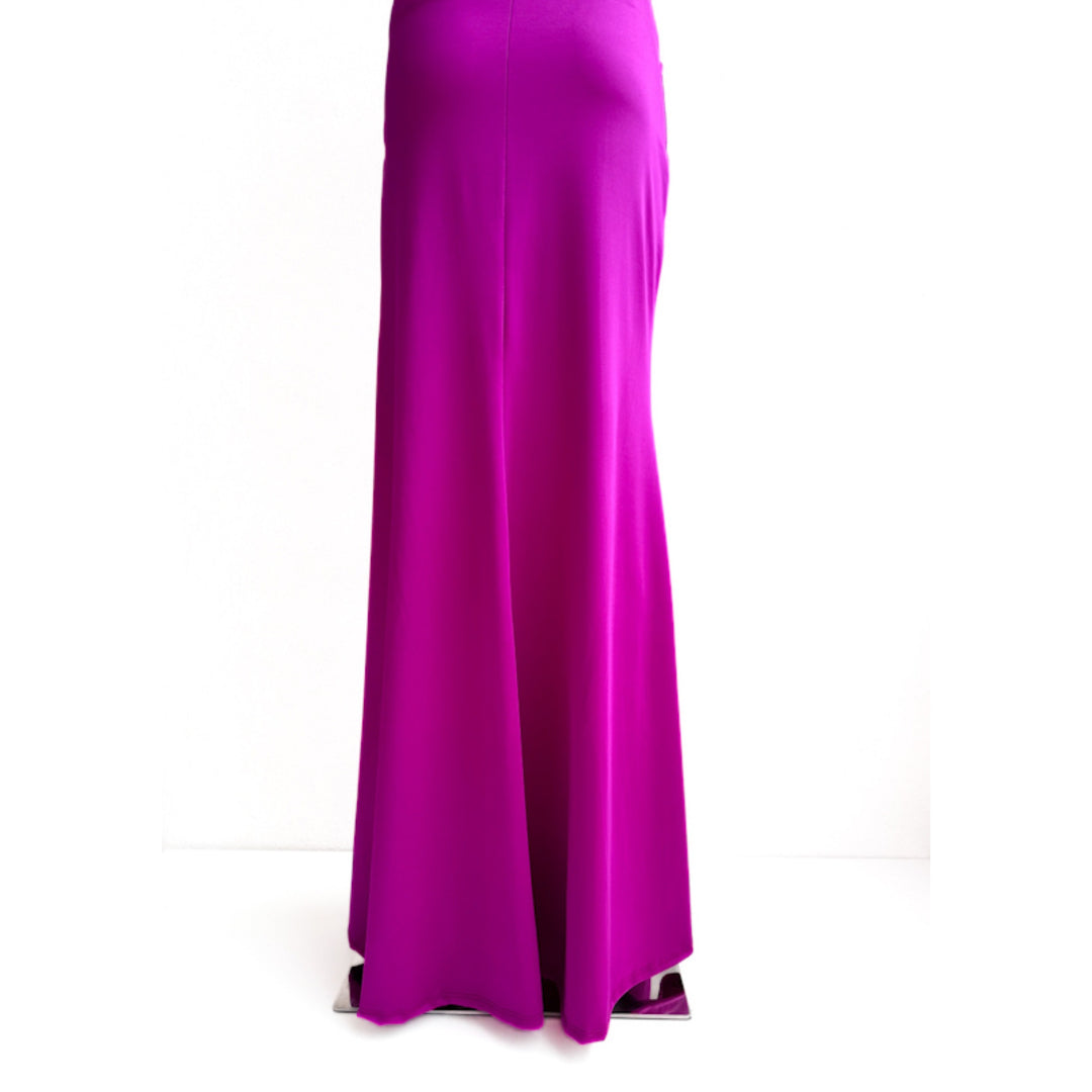 Vestido Largo de Noche con Cuello Halter Estructurado y Lazada.