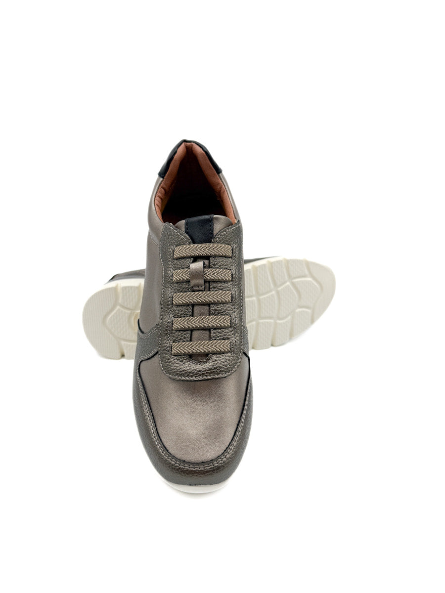 Zapatillas Urbanas de Piel Gris Metálica con Suela Acolchada y Detalles Elegantes