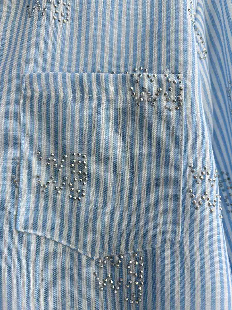 Camisa Celeste de Rayas con Detalles Bordados Brillantes