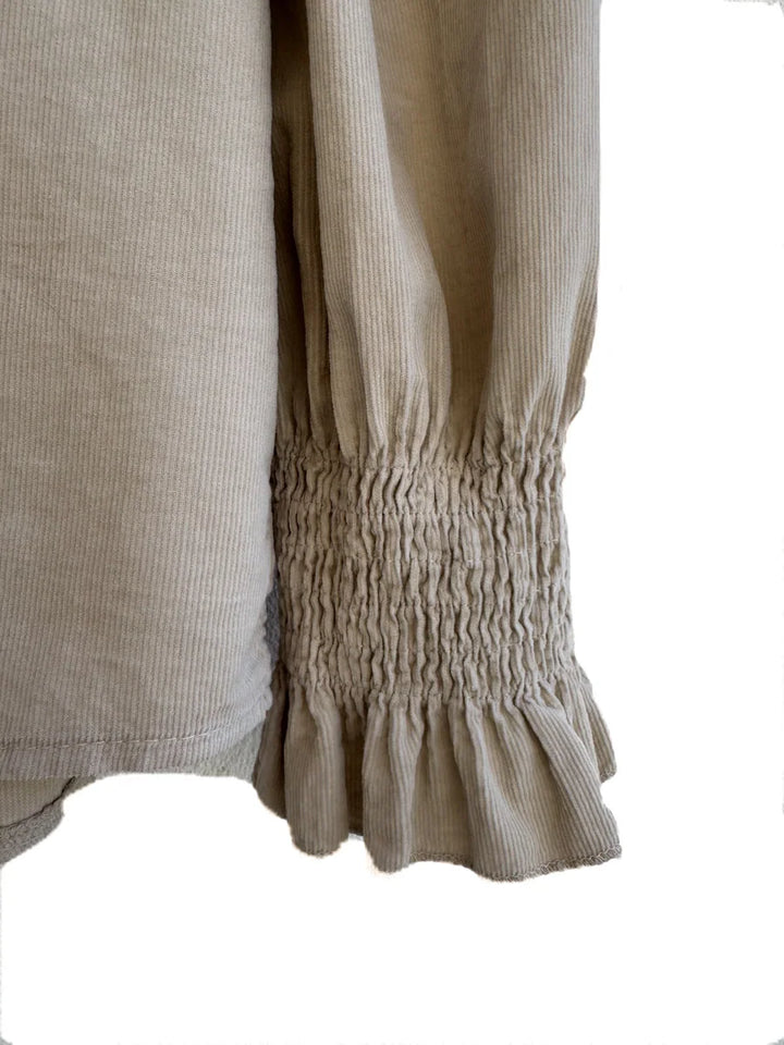 Blusa de Pana con Cuello Volante y Detalle Plisado