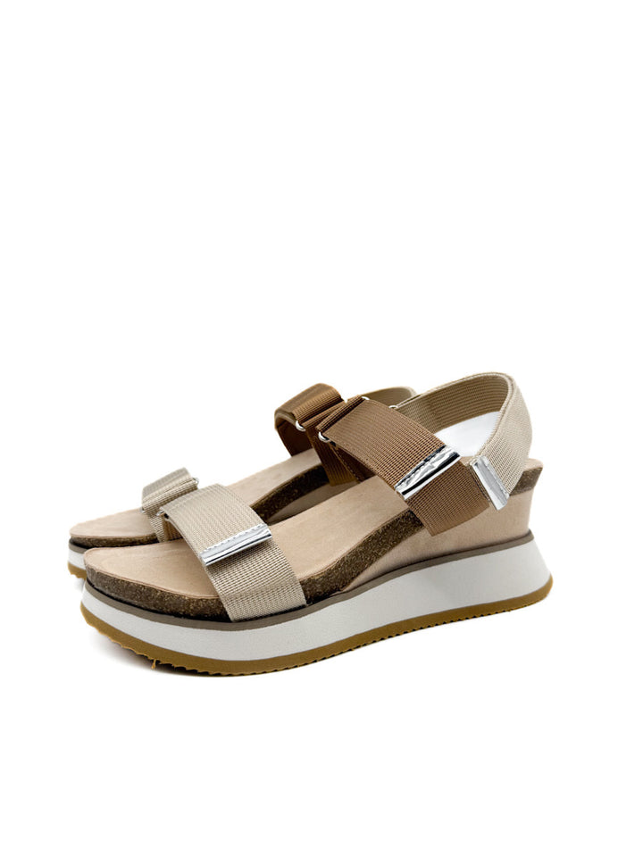 Sandalia Cuña con Plataforma Beige de Cierre de Velcro y Detalles Metálicos