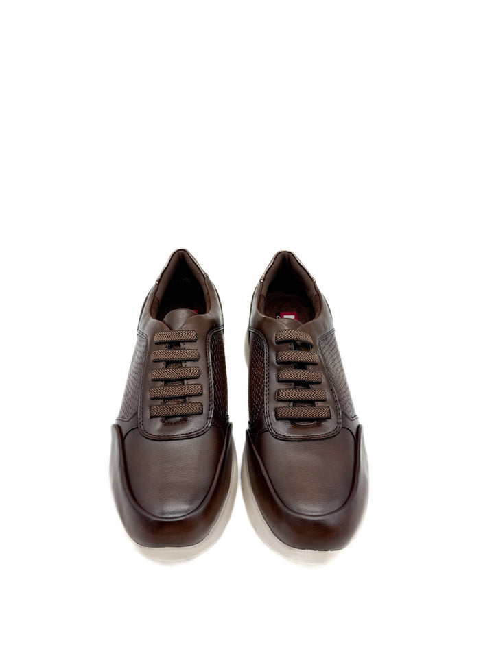 Zapatilla de  Marrón con Textura de Serpiente y Suela Bicolor.
