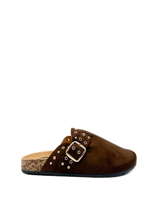 Zuecos de antelina con hebilla y tachuelas.