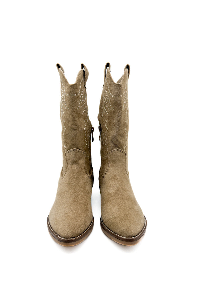 Bota cowboy de antelina color kahki con bordado.