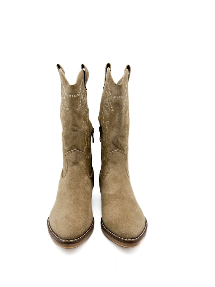 Bota cowboy de antelina color kahki con bordado.