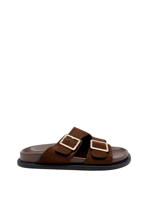 Sandalias marrón chocolate de antelina con doble hebilla dorada.