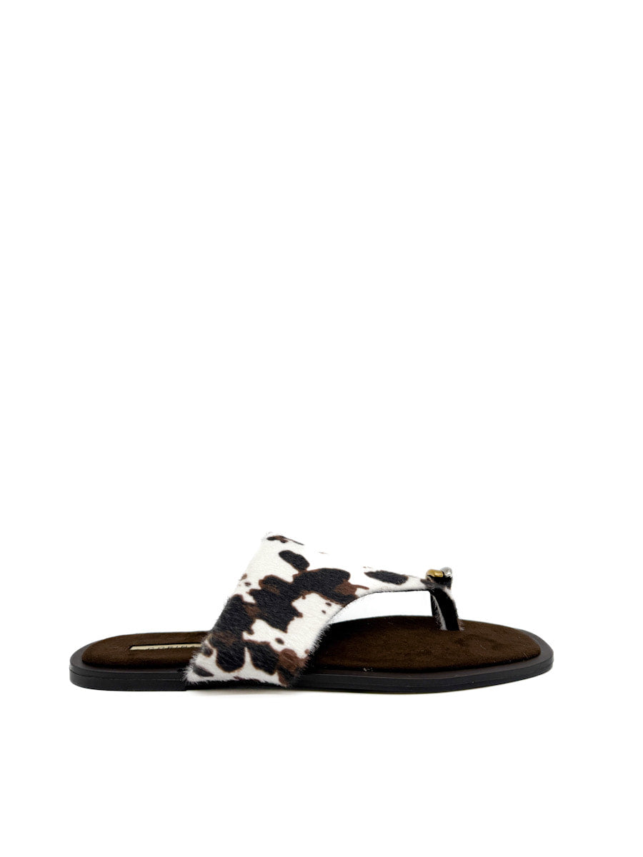 Sandalia de Dedo Estilo Vaquero con Detalles Metálicos Vaca