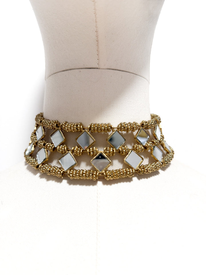 Collar Choker Geométrico Dorado con Detalles de Cristal Dorado