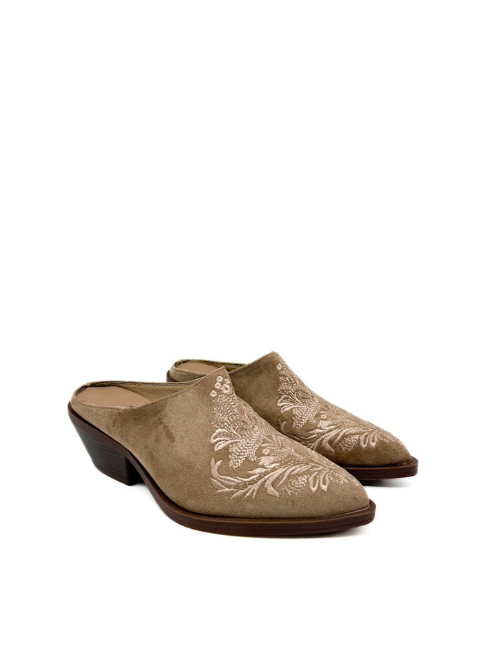 Zueco Color Beige Estilo Vaquero Con Bordado
