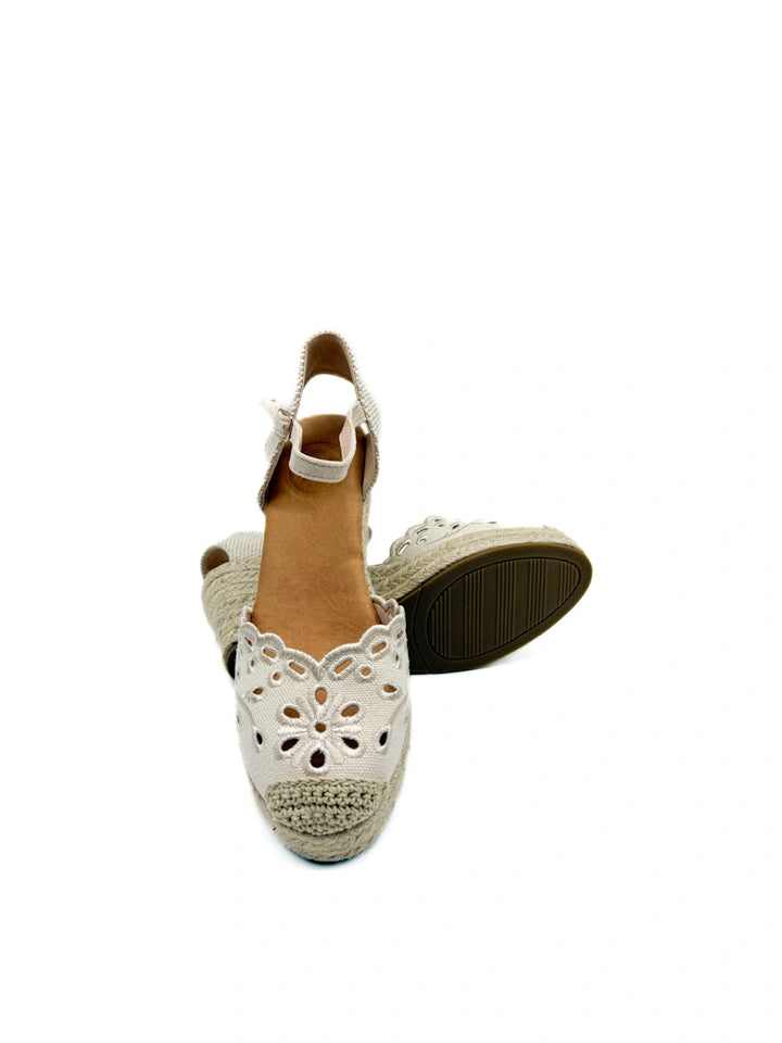 Alpargatas de Cuña con Calado Floral y Plataforma de Yute