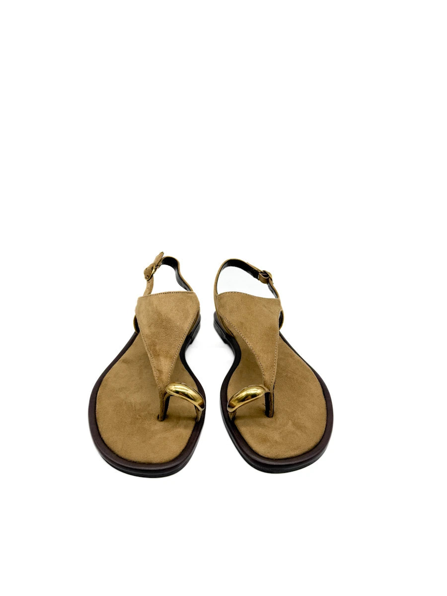 Sandalias Minimalista en Ante con Detalle de Anillo Dorado