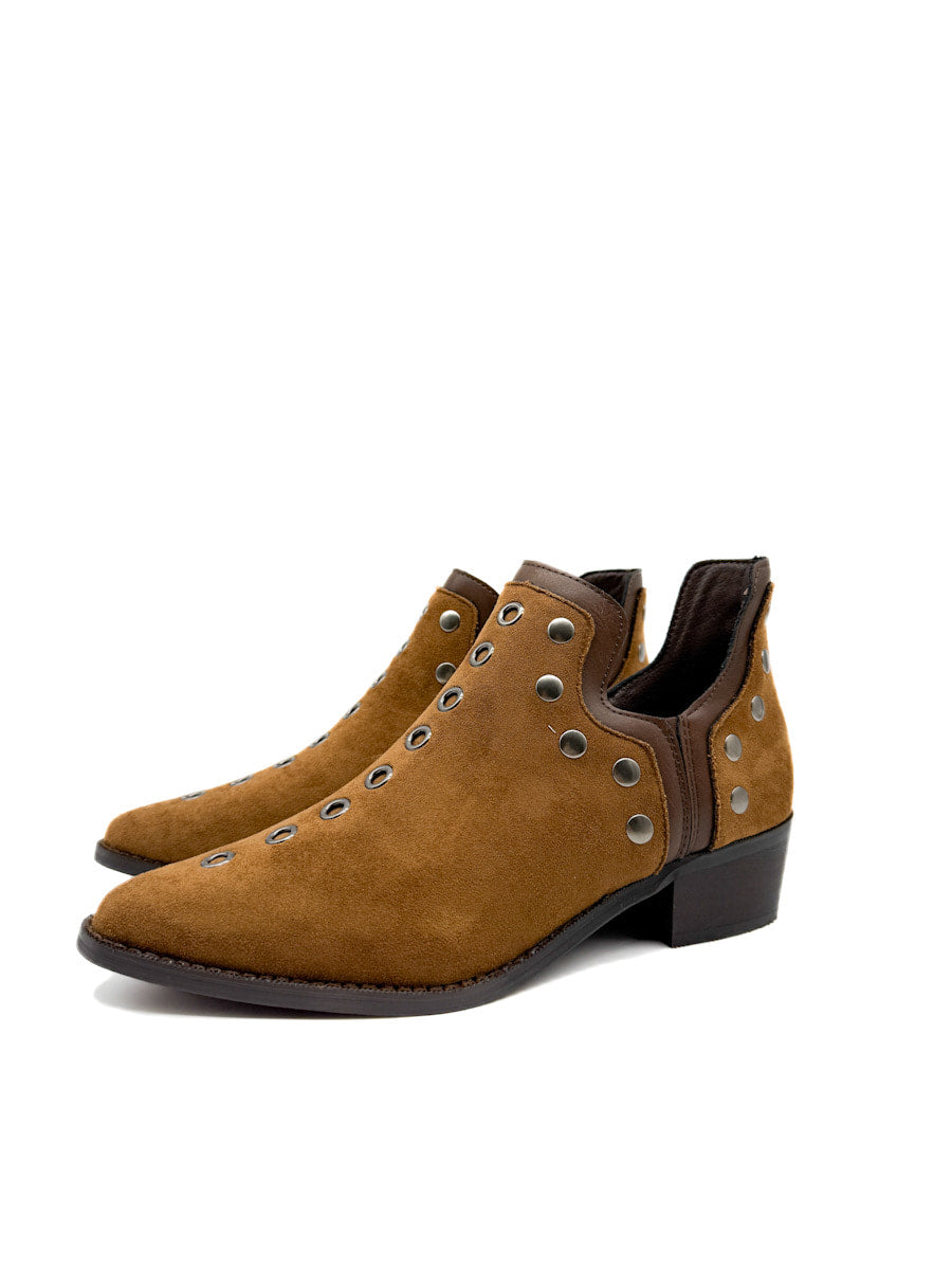Botines cowboy con tachuelas y cremallera lateral.
