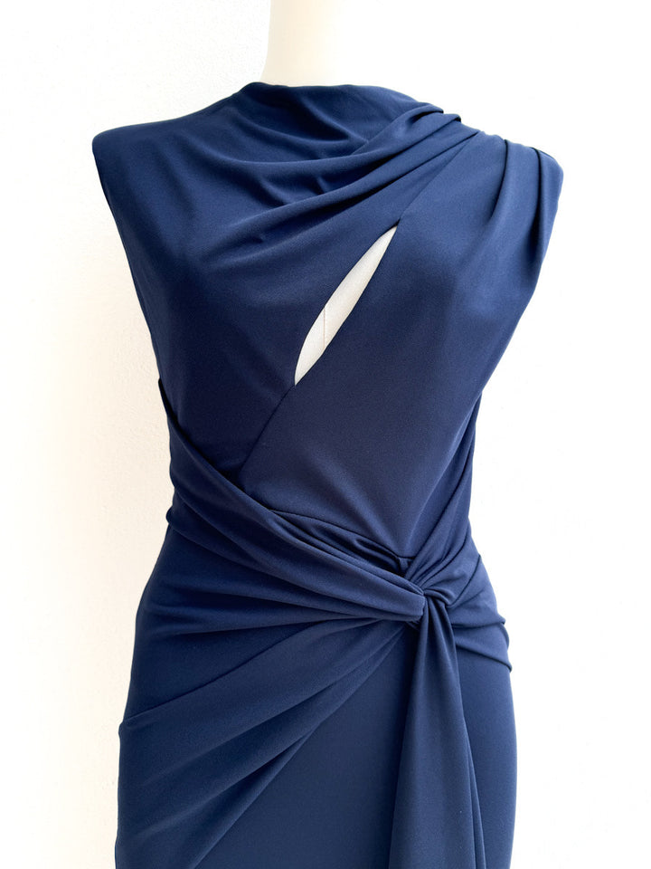 Vestido de Noche con Drapeado Elegante y Abertura en el Escote