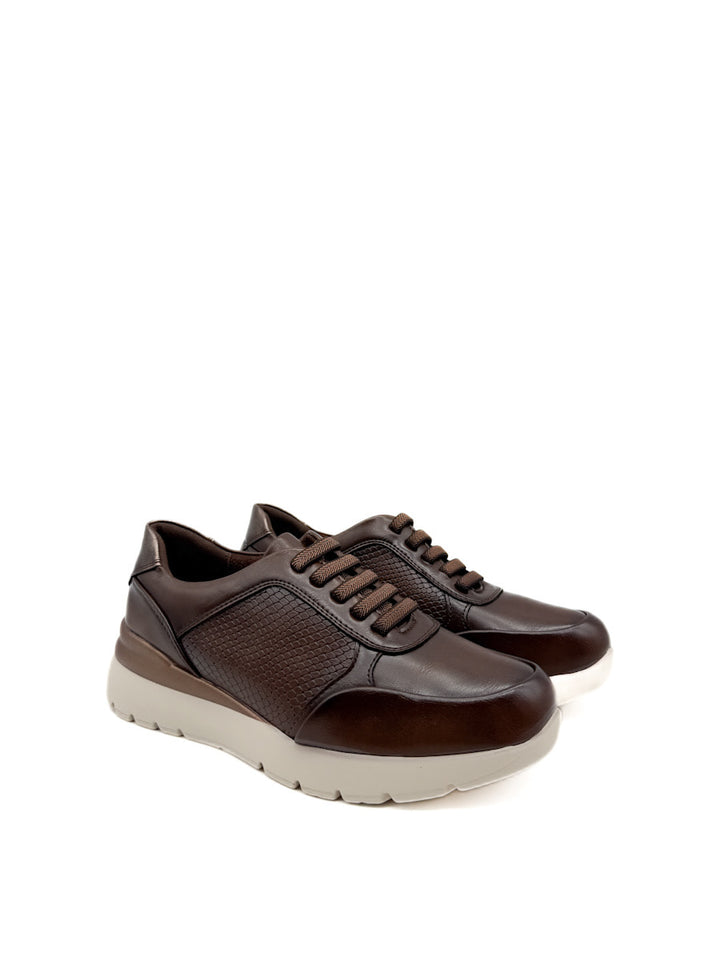 Zapatilla de  Marrón con Textura de Serpiente y Suela Bicolor.